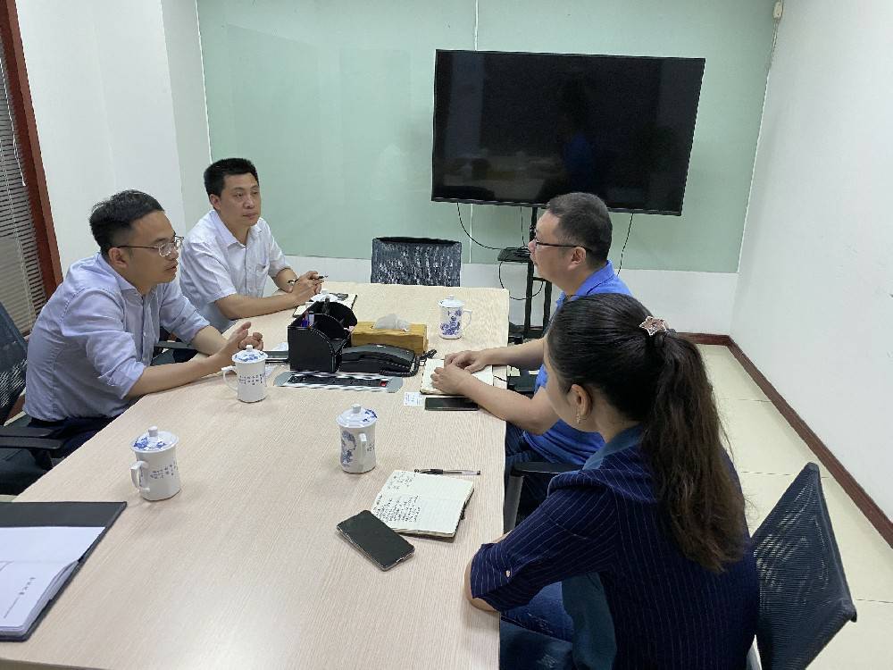 无锡市工信局领导来亚搏中国有限公司科技开展“三联三解”活动